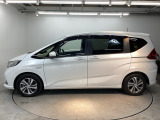 限られたスペースでも、スライドドアなら開閉がスムーズ!隣の車や壁にぶつかる心配がありません。