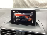 車線逸脱警報システム (LDWS) は自車が車線から逸脱する可能性があることを知らせる装置です。
