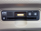■【ETC車載器】が装備されています。セットアップをしてお渡しとなり、ETCカードを差し込むだけで高速道路の利用が可能です。