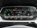 重厚感と安定感があり、同時にダイナミックさも備えるAudiの走り。機能やデザインが革新的なメーター。