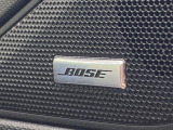 【BOSEサウンドシステム】メーカーオプションの高品位サウンドシステムを搭載。専用のチューニングが施された大小様々なスピーカーから良質なサウンドが奏でられ、臨場感あふれる音響空間を演出します。