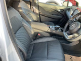 運転席は広々とゆったりしております。広いと乗り降りもラクラクですし、運転時も疲れにくくて運転しやすいですよ。