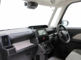 ダイハツのお店では、ダイハツ車を知り尽くしたプロフェッショナルが、専用の診断機器を使って各システムを点検しております。
