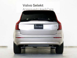 7シーターの新型XC90は、色あせることのない北欧デザイン、スムーズなハンドリング、直感的な操作性を実現した新開発のセンターディスプレイにより、エレガントな雰囲気と乗り味の快適性をさらに強化しました。