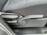 運転席はラチェット式レバーで高さも調整できます