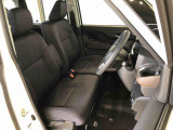運転席の座面高さを調整できるシートリフターが付いています。フロントシートはベンチシートを採用で、座面も広く使い勝手もいいですよ♪