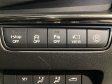 運転席脇のクラスタースイッチ部分にはカメラ切り替えスイッチ、パーキングセンサー、その他走行系スイッチを集中配置しております。