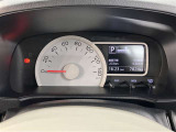 視認性に優れたメーターを採用しており、走行中でも車速や情報が分かりやすく表示されます。運転時の視線移動をむりのない範囲に抑え、快適で安心感のあるドライブをサポートします。