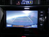 バックガイドモニター付き。車両後方の映像をナビ画面に表示し、駐車などの後退操作をサポートします。