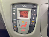 【オートエアコン】一度お好みの温度に設定すれば、車内の温度を検知し風量や温度を自動で調整。暑い&hellip;寒い&hellip;と何度もスイッチ操作をする必要はありません。快適な車内空間には必須の機能ですね♪