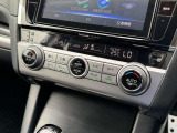 【オートエアコン】一度お好みの温度に設定すれば、車内の温度を検知し風量や温度を自動で調整。暑い&hellip;寒い&hellip;と何度もスイッチ操作をする必要はありません。快適な車内空間には必須の機能ですね♪