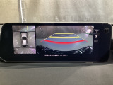 狭い場所での駐車やすれ違いなどでより的確な運転操作に役立つ360&deg;ビューモニターが装備されています。