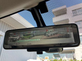 インテリジェントルームミラー、車両後方のカメラ映像をミラー面に映し出すので車内の状況や天候などに影響されにくく、よりクリアな後方視界が得られます
