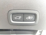 【パワートランクリッド】スマートキーや運転席のボタンを押すだけでトランクが自動で開閉します!荷物を持っている時や、天気の悪い時にトランクを閉める際に便利な機能です。