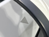 【後方車輛検知】走行中、ドアミラーの死角になりやすい箇所に後続車が接近するとサイドミラー付近に警告を表示、ドライバーに注意喚起をしてくれます。
