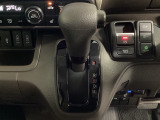CVT車のセレクトレバーです。低速から高速まで、変速ショックのないスムーズな走りと、エンジン効率のよい領域を維持して燃費にも貢献します。サイドブレーキはスイッチ操作の電子制御パーキングブレーキです。