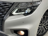 【LEDヘッドライト】悪天候や夜間走行時も良好な視界を確保し安心して運転できる高輝度LEDヘッドライトを装備!点灯速度が早く、消費電力も抑えられています。