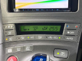 【オートエアコン】一度お好みの温度に設定すれば、車内の温度を検知し風量や温度を自動で調整。暑い&hellip;寒い&hellip;と何度もスイッチ操作をする必要はありません。快適な車内空間には必須の機能ですね♪
