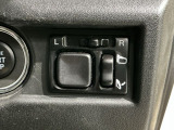 狭い駐車場で便利な電動格納ドアミラーが付いています。