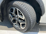 225/55R18のアルミホイール。デザインもさる事ながら、切削加工により、重量軽減と立体感を与えられた贅沢なアルミホイールです!