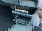 スマホの充電などに便利なセンタートレイ