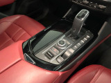 車内中央のセンターコンソール。ピアノブラックインテリアトリムがより上品な空間を演出してくれます。