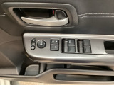 【パワーウィンドウスイッチ】ワンタッチで、パワーウインドウやドアミラーを操作できます。