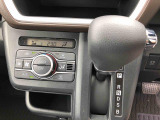 握りやすい位置のシフトレバー。