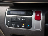 【オートエアコン】温度を設定すれば自動で快適な車内温度を保ちます。エアコン内部の高性能脱臭フィルターで車内のアレルゲンや花粉を除去。