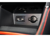 小物の収納に便利なセンタートレイには携帯等のデバイスの充電可能なUSB出力電源付です。