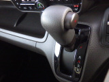 インパネシフトだから視線の移動も少なく足元もスッキリ♪運転席もゆったりしているのでゆとりを持ってドライブできますね!