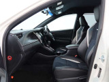 高いホールド性で運転姿勢が安定します。長距離ドライブでも疲れにくいのが魅力です。快適なドライビングライフをお送りください♪