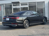 Audiのリヤディフューザーは、車両の後方での空気の流れを整え、乱流を減少させることで、走行安定性を向上させます。またスポーティで洗練された外観を提供し、全体のスタイルに一体感を持たせます。