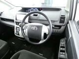 見通しのよいすっきりとした視界で、誰でも運転しやすいです。運転のしやすさは疲れにくさにも繋がりますよ♪