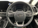 快適な操作性の運転席、ハンドルも綺麗に清掃済みです!もちろん安全を守るエアバッグも装備しているので安心してお乗りいただけます(^^)