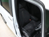 程よい硬さとホールド性が高いシートで長時間運転も快適です。