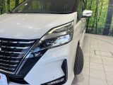 【LEDヘッドライト】悪天候や夜間走行時も良好な視界を確保し安心して運転できる高輝度LEDヘッドライトを装備!点灯速度が早く、消費電力も抑えられています。