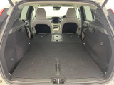 ラゲッジルームはお買い物やレジャーなど、様々なシーンに幅広く対応可能なゆとりある大容量スペースを確保しています。リヤシートを倒せばさらに使い勝手が広がります!