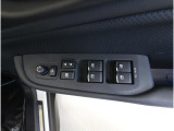 運転席には、ドアミラーの開閉および角度調整、集中ドアロック機能、さらには全ウィンドーの開閉操作を可能にするスイッチが一つに集約。運転中でもスムーズかつ効率的に操作でき、安全性と快適性に役立っています。