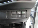 パーキングセンサーや横滑りを防ぐVSA等のスイッチ類は運転席の右側、手の届きやすい位置にあります。