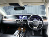 デザインもよく、居心地のよい運転席ですね。分かりやすいスイッチ類ですから操作もしやすく運転をサポートします。
