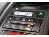フルオートエアコンが装備されています!お好みの温度設定をするだけでエアコンの風量やモードの切り替えを自動でコントロールしてくれます!ユーザーの操作が少なく燃費走行にもつながります!