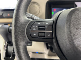 運転中もハンドルでの操作が可能です。特に高速道路等の目が離せない運転時には、便利さだけでなく、安全性も兼ね備えております。