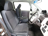 ゆったり室内で運転もしやすいです♪使い勝手の良い配置も考えられています!!