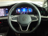 Volkswagen全車共通の上質な本革を使用した手触りのしっとりとしたステアリングです。唯一素肌が触れるハンドルは上位モデルと同じ握り心地になっております。
