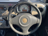 インテリアに合わせたデザインのステアリングは、運転される方のことも考え、運転しやすい形状、大きさです。是非一度、実際に触ってお確かめください。
