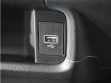 ◆USB接続端子◆スマホやiPodなどを接続して、いつもの音楽を車内でもお楽しみいただけます♪