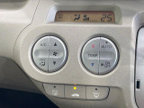 【オートエアコン】一度お好みの温度に設定すれば、車内の温度を検知し風量や温度を自動で調整。暑い&hellip;寒い&hellip;と何度もスイッチ操作をする必要はありません。快適な車内空間には必須の機能ですね♪