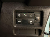 【車線逸脱警報機能】ブザー音とメーター表示で車線からのはみ出しを警報します。元の車線に戻す機能ではないため、警報後はご自身でステアリングを操作して下さい。