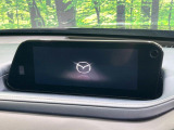 【8.8インチマツダコネクト】車内の雰囲気にマッチした大型のディスプレイ。スマホ接続でのナビ使用やBluetooth再生等、様々な機能が楽しめます。直感的なダイヤル操作が可能で、使い勝手も良好です。